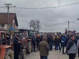 Састанак представника Владе и млекара у 13 часова; блокада у Мрчајевцима и даље траје