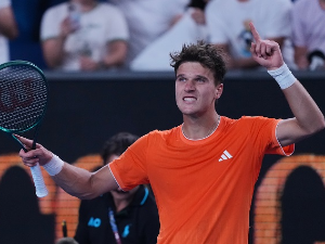 Меншик шокирао Синера и изборио пласман у полуфинале Дохе