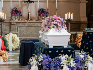 Цвеће нежних боја на сахрани сестре шведског краља