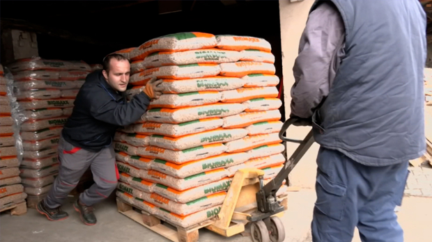 На пелет се чека у редовима – продаја на џакове, цена готово двоструко виша него летос