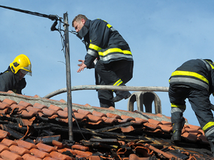 Пожар на крову куће у Земуну