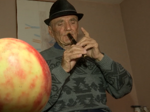 Деда Рада је са основном школом песник, преводилац, свирач, учитељ... Ево како му је то пошло за руком