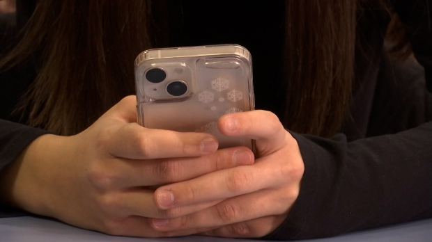 Мобилни телефони од учионица до парламента – предлог закона о ограничењу употребе у школама