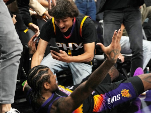 Грин у последњој секунди донео победу Финиксу после два продужетка