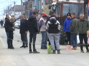 И данас пољопривредници блокирају путеве на више локација