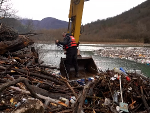 Дрина код Вишеграда преплављена смећем