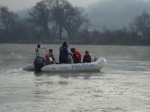 Преврнуо се чамац на Уни – једна особа погинула, трага се за несталима