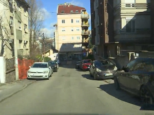  Коловоз, тротоар или зелена површина -  возачи не бирају где паркирају, ватрогасци нек се снађу