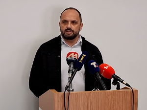 Радојевић добио позив за суд због банера "Мир Божји, Христос се роди"