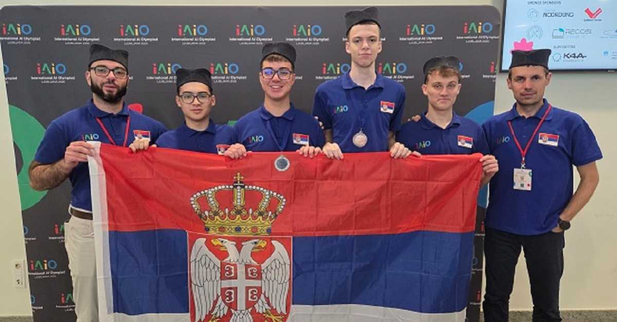 Злато и сребро за српске гимназијалце на AI олимпијади – успех обележен шајкачама и тробојком