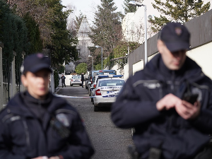 Бачена бомба на кућу Здравка Чолића