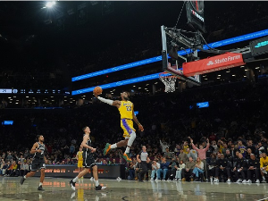 Дончић и Џејмс донели Лејкерсима лаку победу у Бруклину