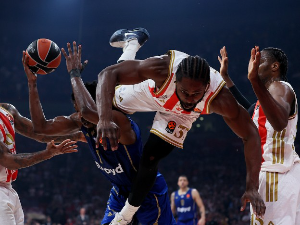 Макаби се провукао у "Арени", Нвора два пута промашио победу