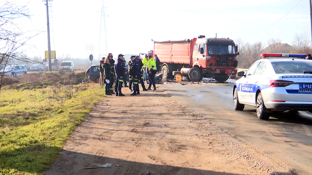 Директан судар аутомобила и камиона код Вреоца – двоје погинулих, дечак и мајка повређени