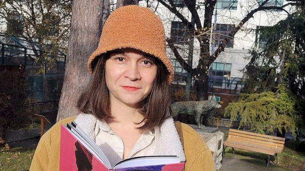 С песником у подне: Марија Драгнић:  ,,На шакама земље“