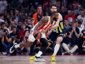 Ратника победа Звезде, Фенеров низ пао у "Арени"