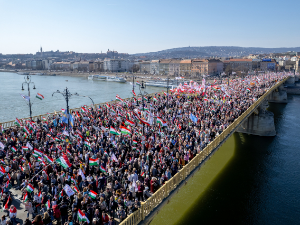 Марш мира у Будимпешти: Нећемо бити украјинска колонија; Зеленски запретио посланицима да ће их послати на фронт