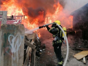 Гореле бараке на Чукарици, гашење отежавале запаљиве секундарне сировине
