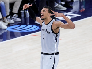 Спарси после девет година стигли до 50. победе у сезони, Богдановић "закуцан" за клупу Клиперса