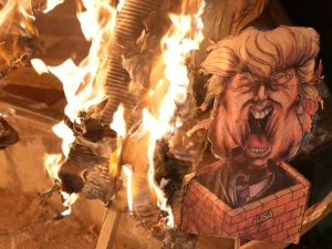 Рат против Ирана - хиљаде људи на "сахрани мученика" у Техерану и прва пукотина у Трамповим редовима