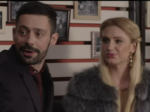 Глумци певају