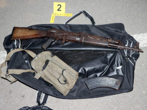 Пронађени аутоматска пушка и муниција у аутомобилу у Младеновцу, ухапшен мушкарац