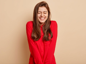 Смехом против блама – како смех над сопственим грешкама мења утисак о нама