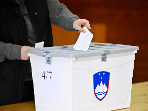 Затворена биралишта у Словенији, излазне анкете: Голоб први, Јанша на другом месту