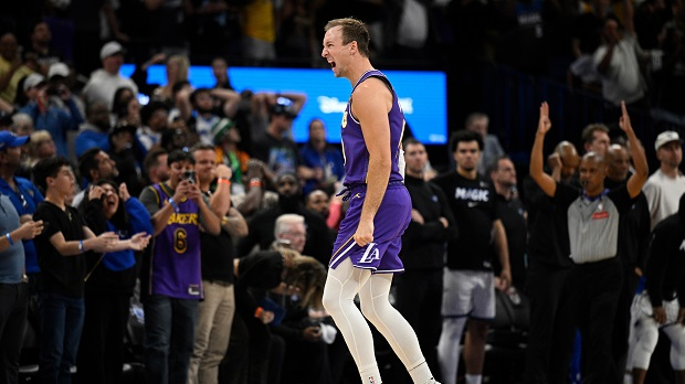 Лејкерси заборавили како се губи, Кенардова тројка за победу обележила Џејмсов јубилеј