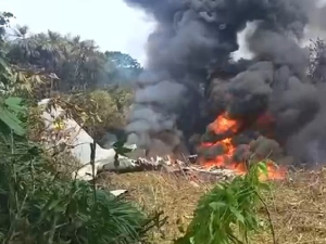 Пад војног авиона у Колумбији, погинуло осам, а повређено више од 80 путника