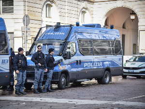 Ученик у Италији ножем напао наставницу испред школе, убо је у врат и стомак