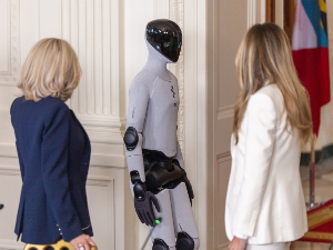 Меланија Трамп угостила хуманоидног робота у Белој кући – и најавила да ће их бити још