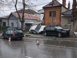 Судар аутомобила у Крагујевцу – једна особа погинула, две повређене