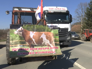 И даље блокиран пут Мрчајевци-Крагујевац, део пољопривредника тврди да договор није постигнут