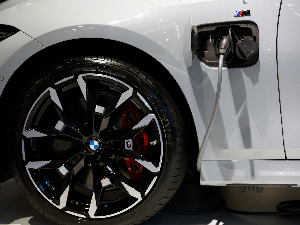 Да ли је време за куповину електричног аутомобила у Србији и шта још кочи електро-транзицију