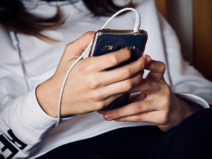 Пашалић: Истраживања показала да забрана употребе телефона у школама утиче на бољи успех ученика