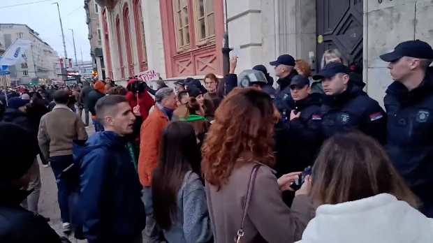 Вишесатни претрес Ректората због смрти студенткиње; сукоб учесника протеста са полицијом на Студентском тргу