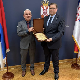 Милорад Арлов уручио плакету Владимиру Кокановићу за допринос повезивању Срба са КиМ и Српске