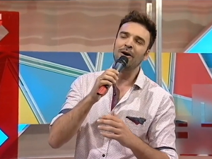 Глумци певају