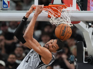 Спарси предвођени Вембањамом декласирали Рокетсе у Сан Антонију