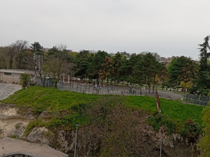 Облачно уз слабу кишу понегде, после подне ведрије