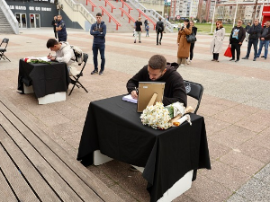 "Душко, хвала ти што си нас научио како да волимо кошарку", исписују се последње поруке Вујошевићу у књигу жалости