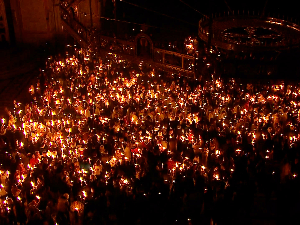 Дељење Благодатног огња у Храму Светог Саве у Београду