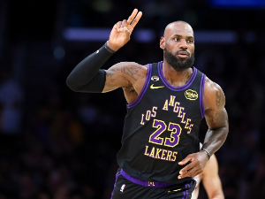 Џејмс и даље помера границе, Лејкерси дишу за вратом Денверу