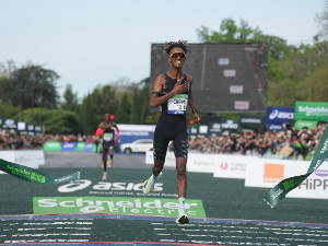 Италијан Јеманеберхан Крипа и Етиопљанка Шур Демис победници маратона у Паризу