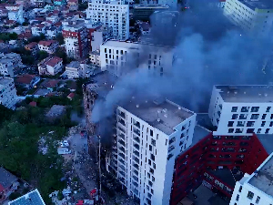 Велики пожар у стамбеној згради у Тирани, седам особа пребачено у болницу