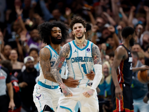 Хорнетси после продужетка победили Мајами у плеј-ину