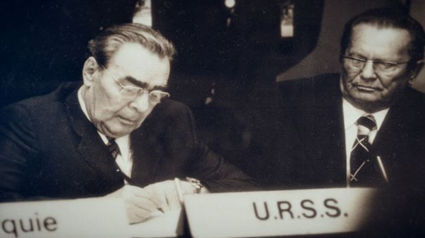 Тито између истока и запада