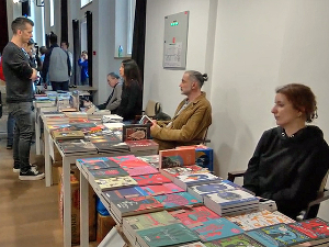 „Књига је на (с)цени