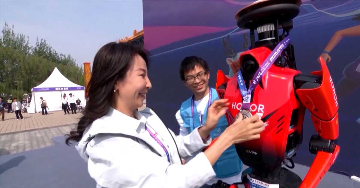 После прошлогодишњих „повреда и ломова", на овогодишњем маратону у Кини, робот је био бржи од победника 